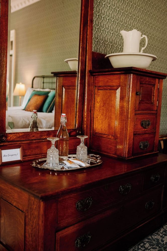 White House Hotel Luxury Room 7