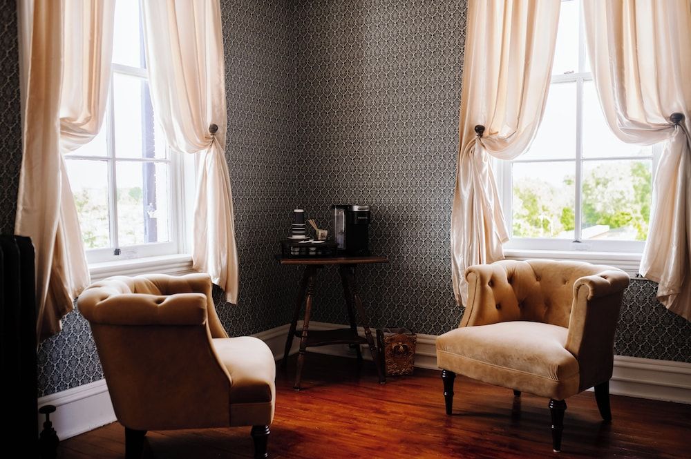 White House Hotel Luxury Room 6