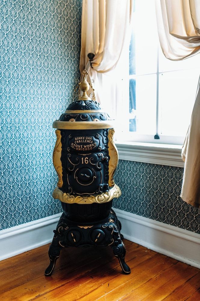 White House Hotel Luxury Room 5