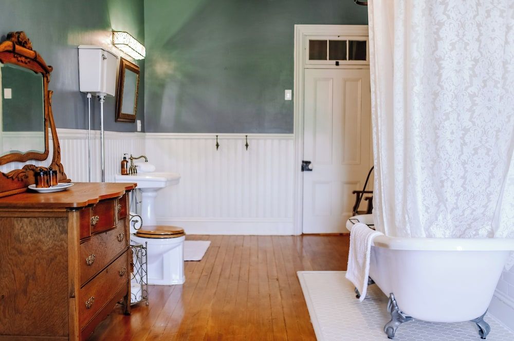 White House Hotel Luxury Room 4