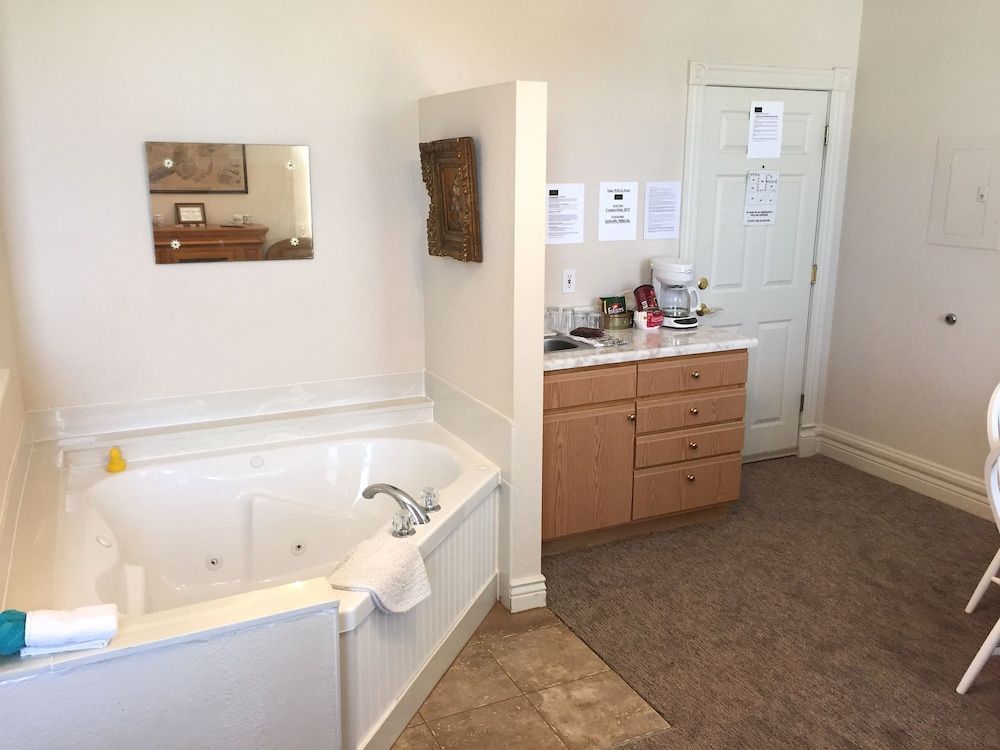 Hermann Crown Suites Victorian Suite 6