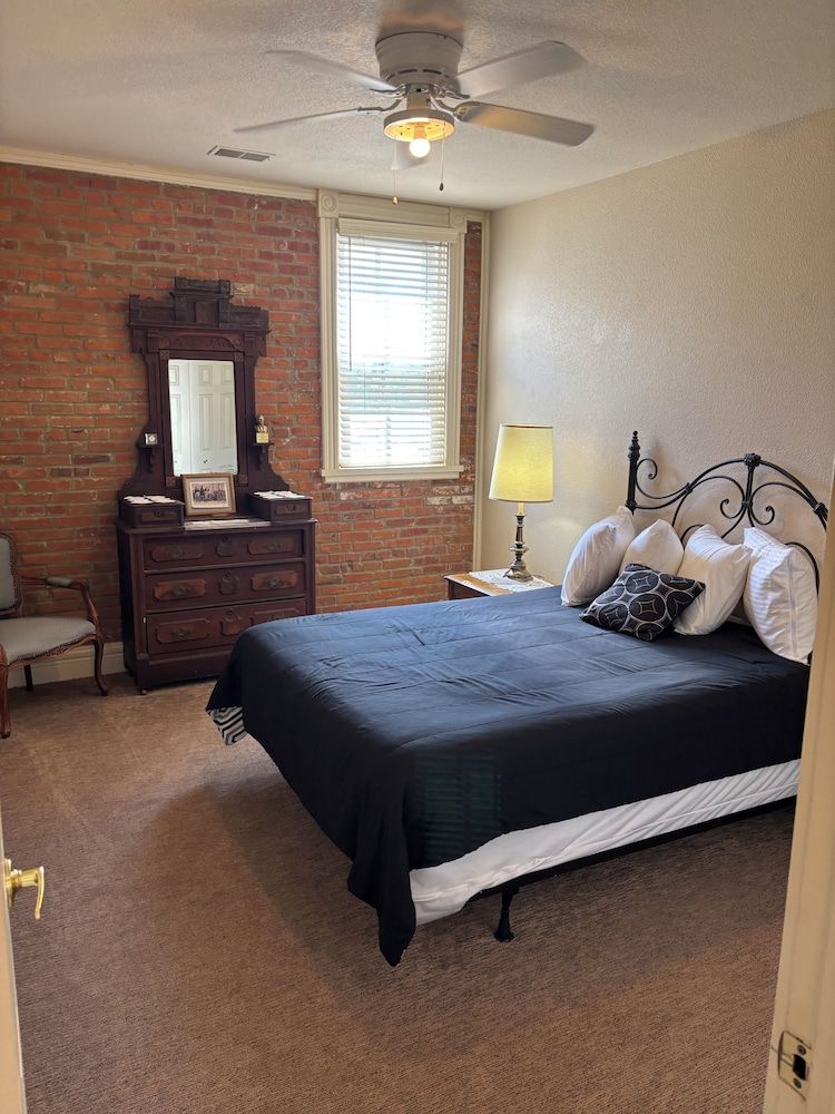 Hermann Crown Suites Presidential Master Suite 7