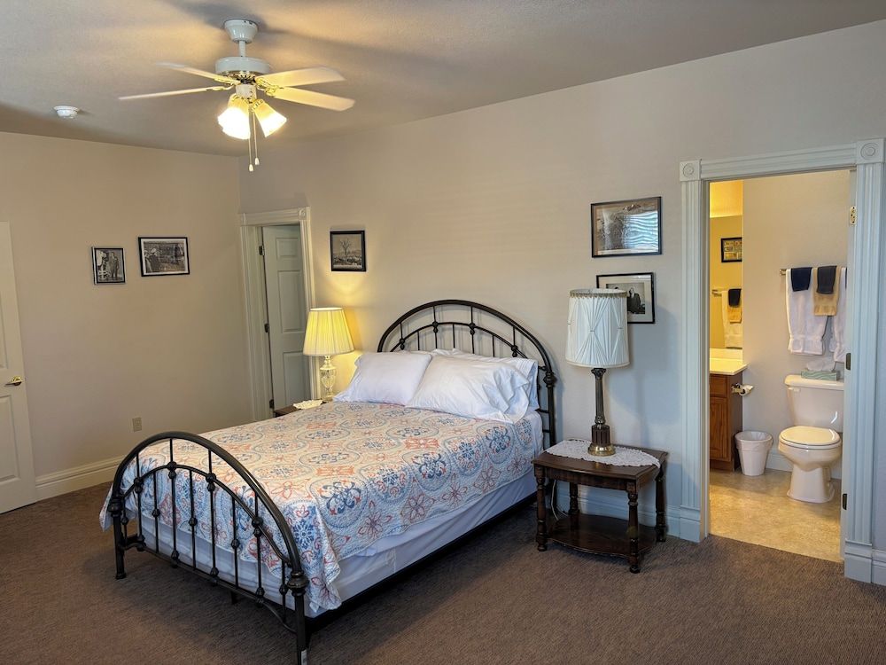 Hermann Crown Suites Presidential Master Suite 6