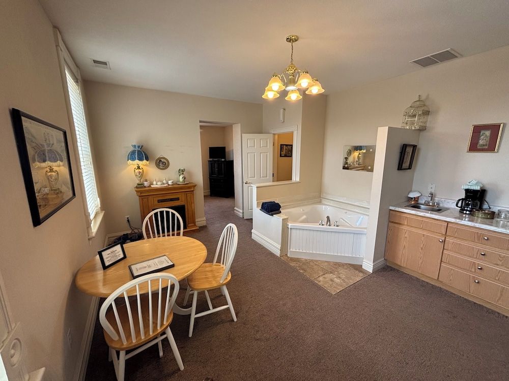 Hermann Crown Suites Victorian Suite 8