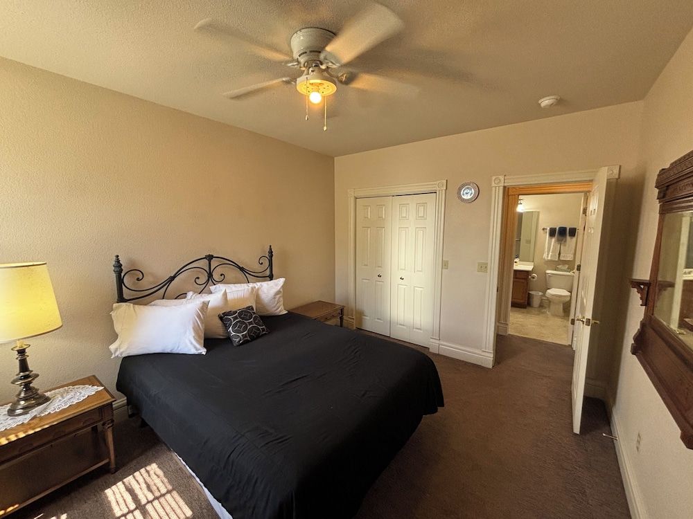 Hermann Crown Suites Presidential Master Suite 4