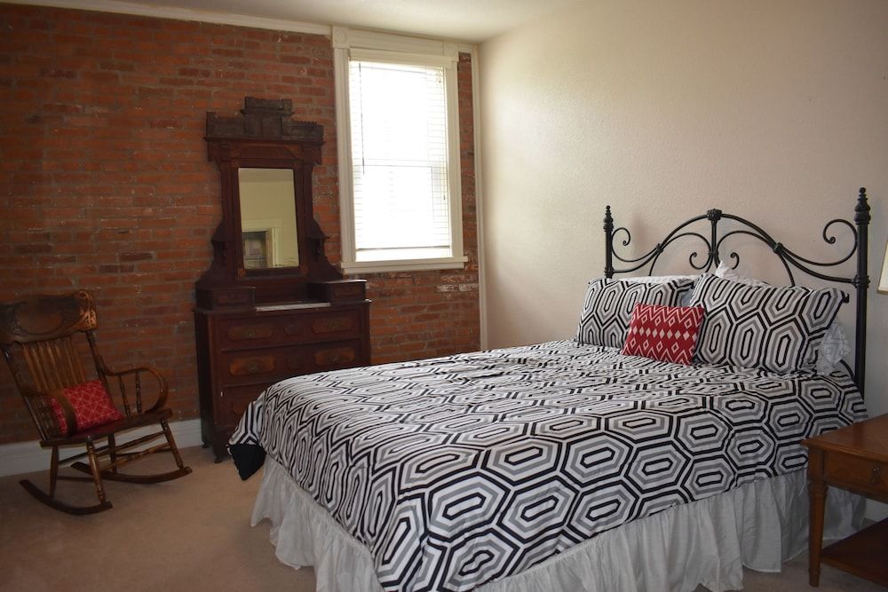 Hermann Crown Suites Presidential Master Suite 3