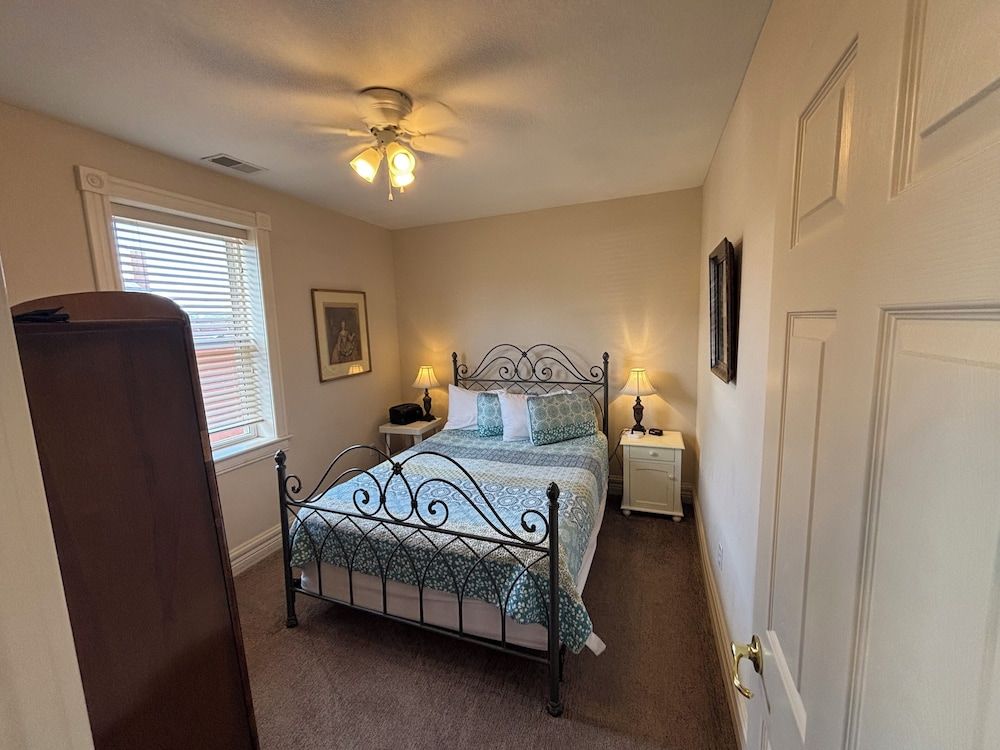 Hermann Crown Suites Victorian Suite 2