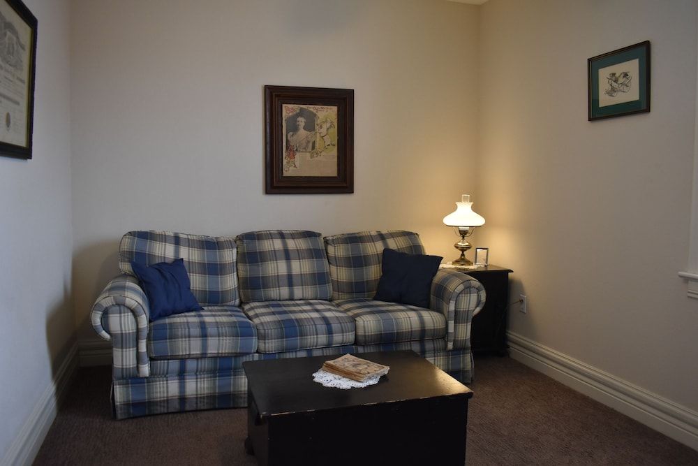 Hermann Crown Suites Victorian Suite 9