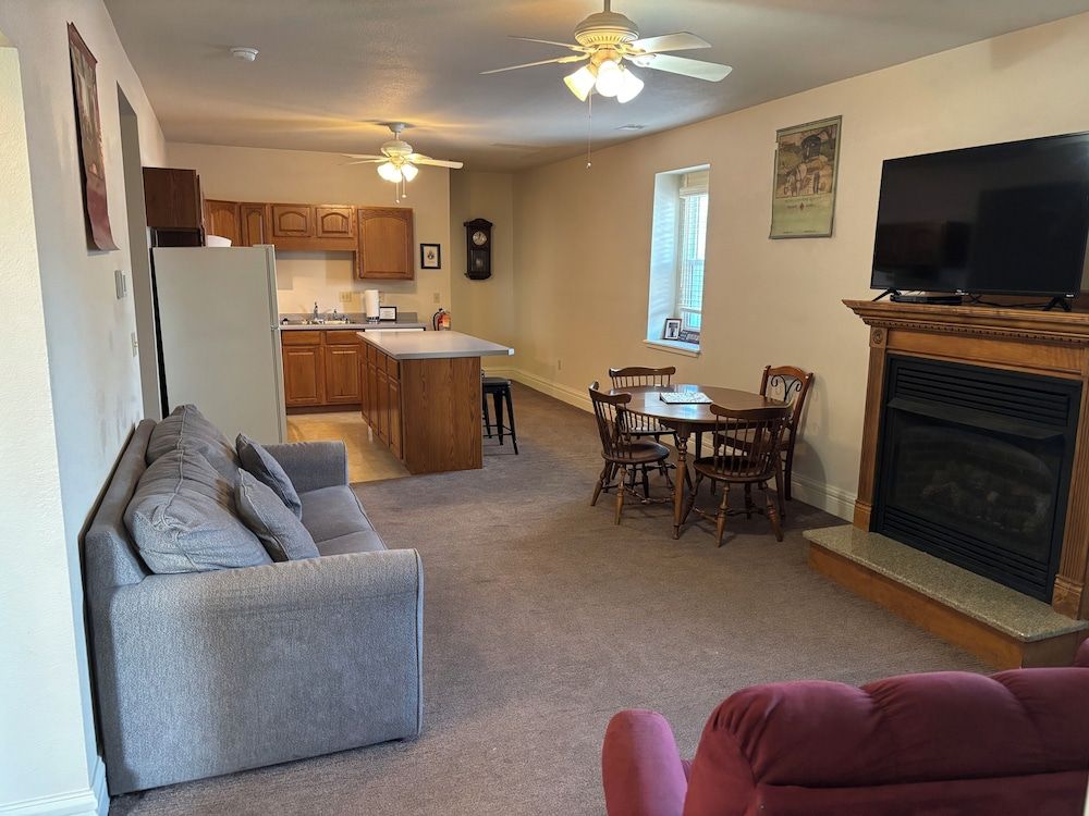 Hermann Crown Suites Presidential Master Suite 14