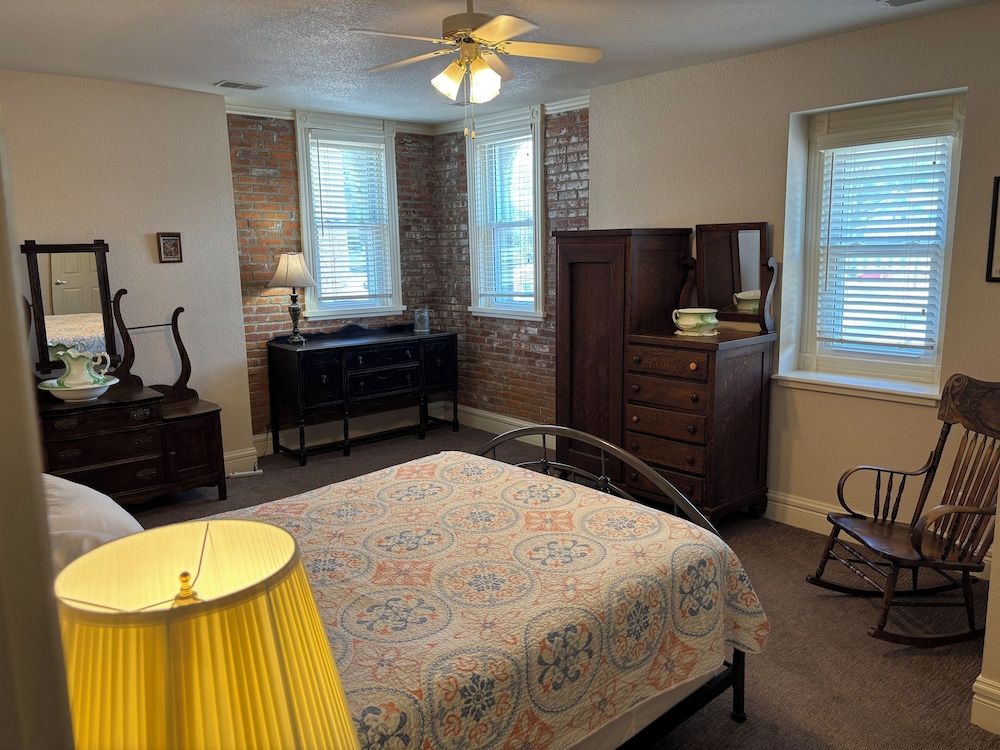 Hermann Crown Suites Presidential Master Suite 11