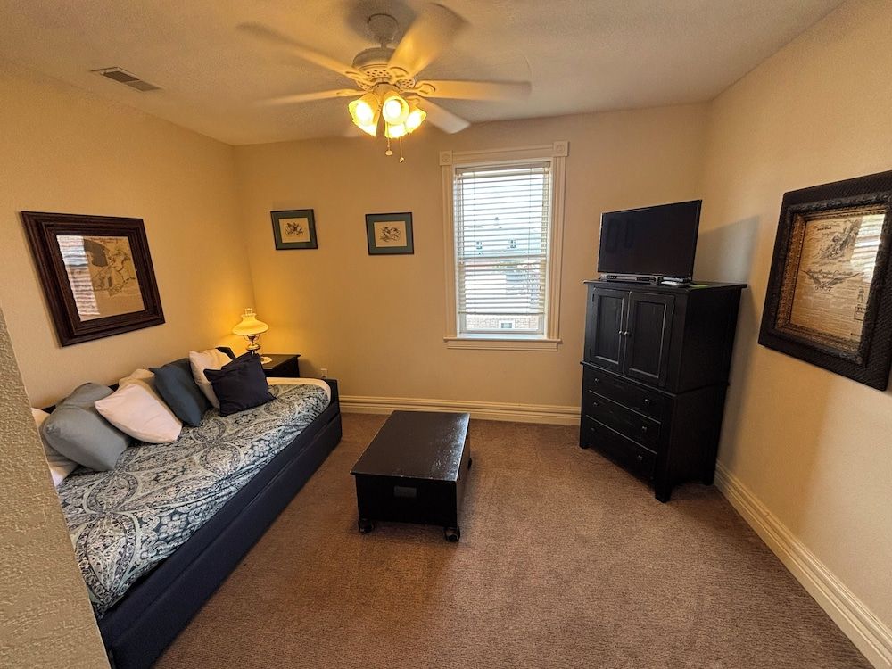 Hermann Crown Suites Victorian Suite 3