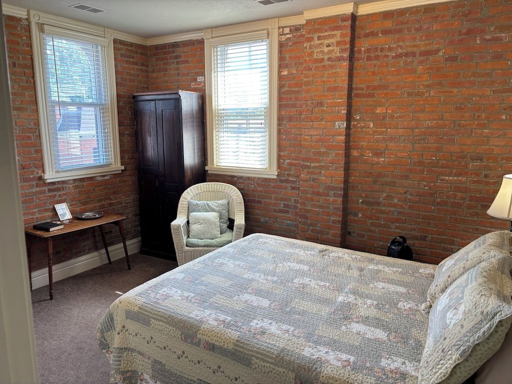 Hermann Crown Suites Presidential Master Suite 10