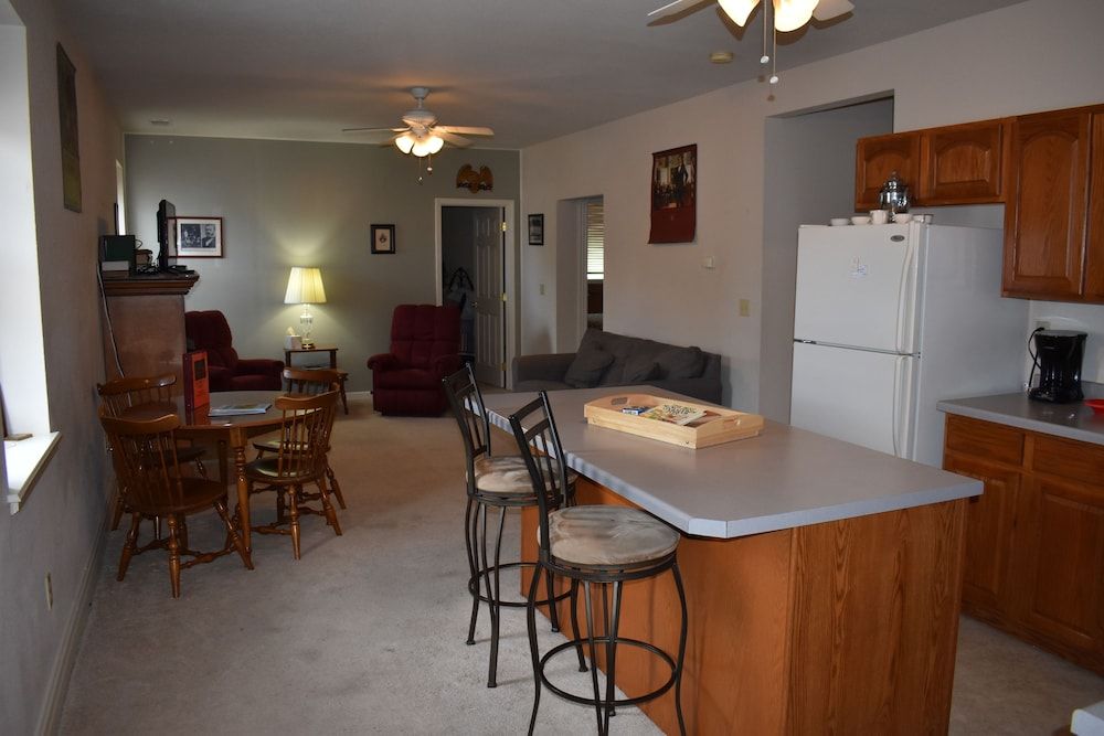 Hermann Crown Suites Presidential Master Suite 12