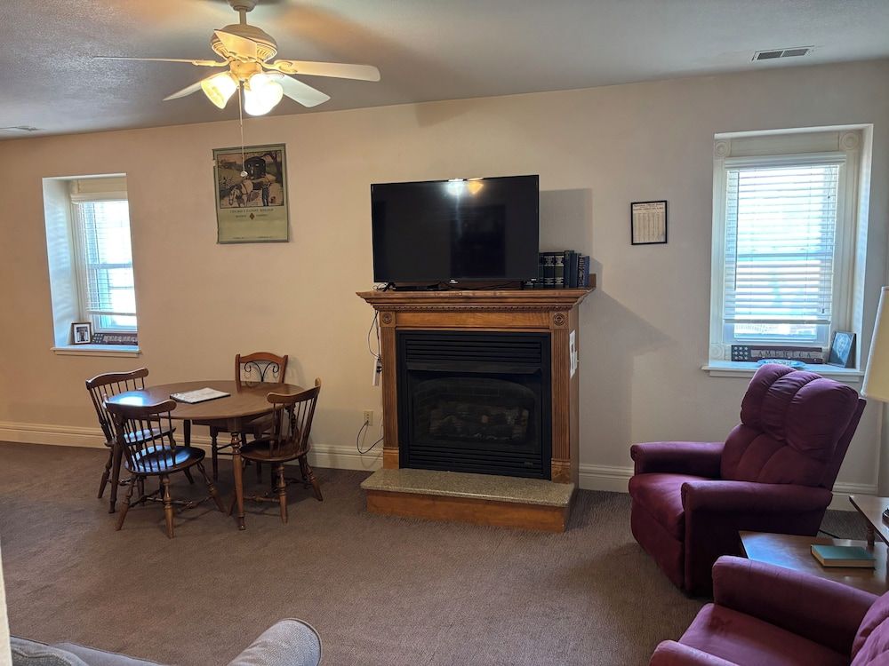 Hermann Crown Suites Presidential Master Suite 13