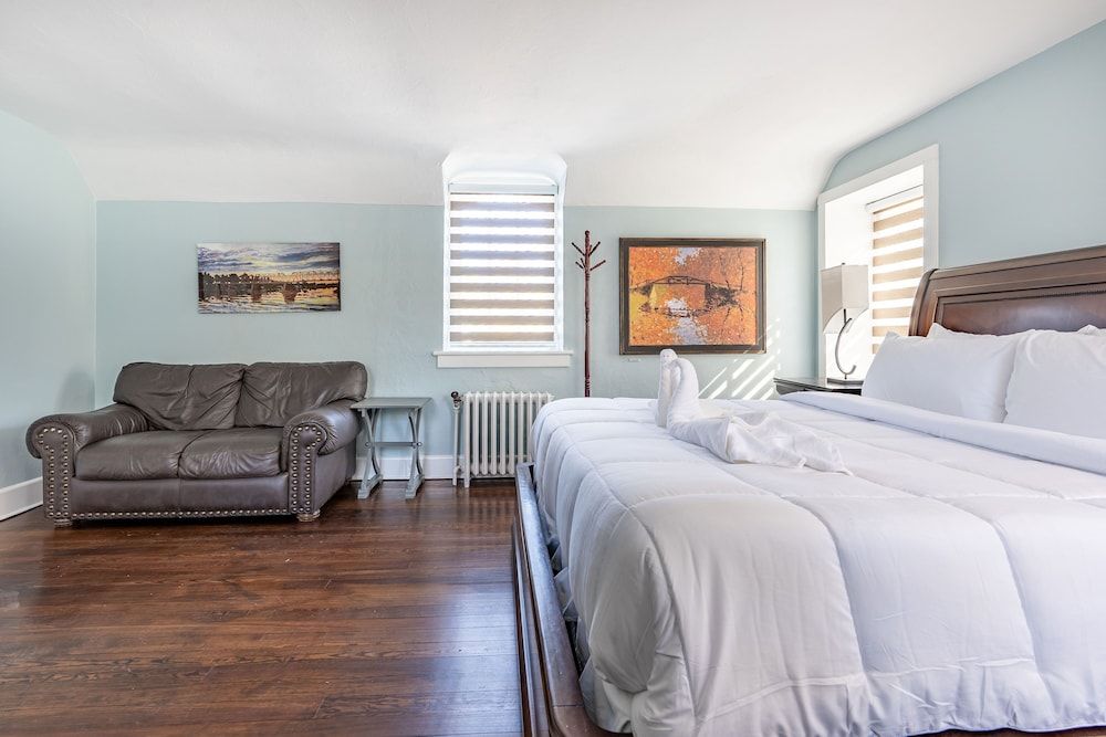 Colonial Room 1