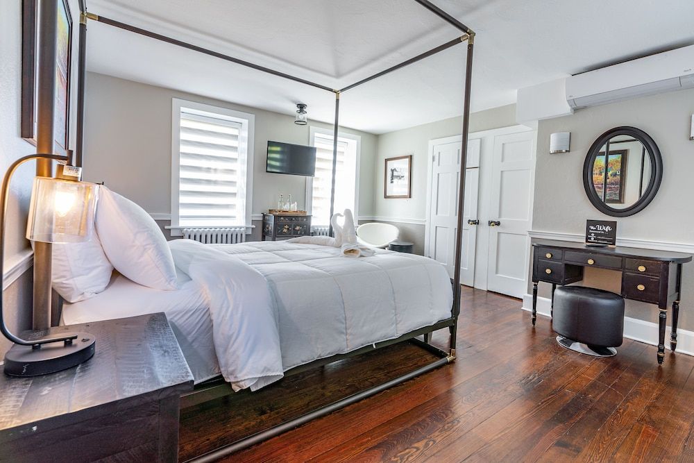 Chimney Hill Estate Inn Colonial Room 4 2