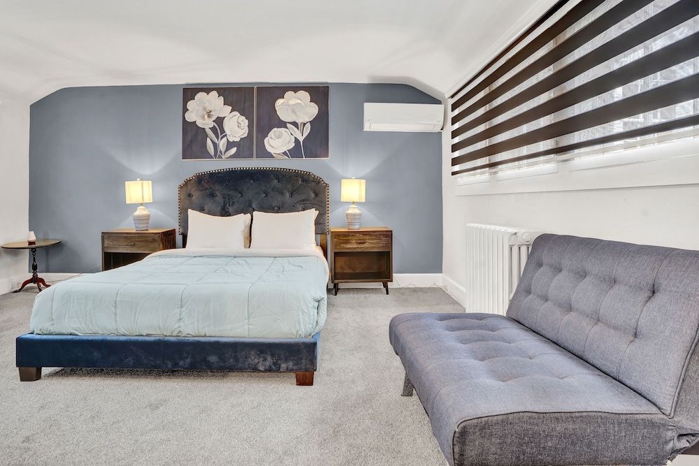 Colonial Room 7