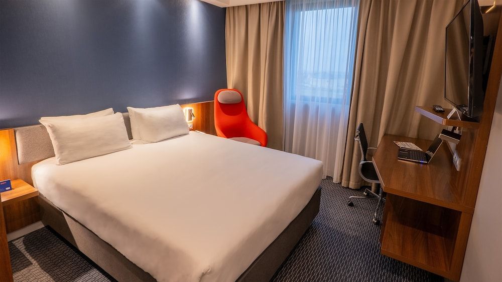 Standard Room, 1 Queen Bed (Free Breakfast)
