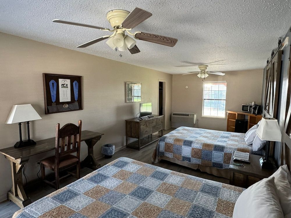 Four Horsemen Hotel Family Double Room 4