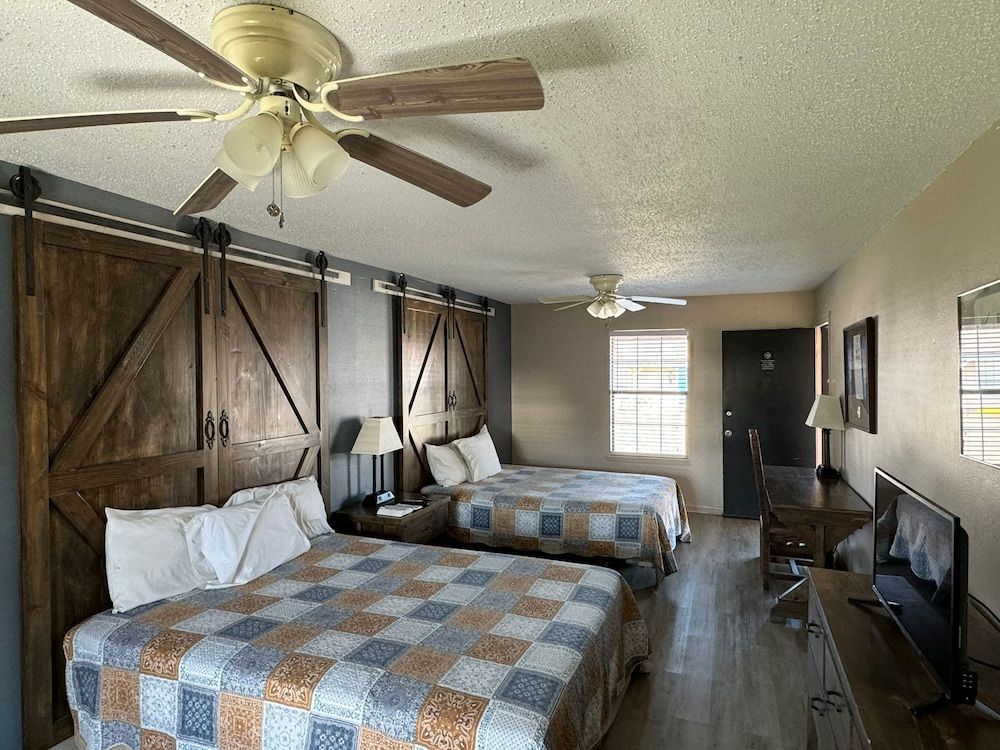 Four Horsemen Hotel Family Double Room 3