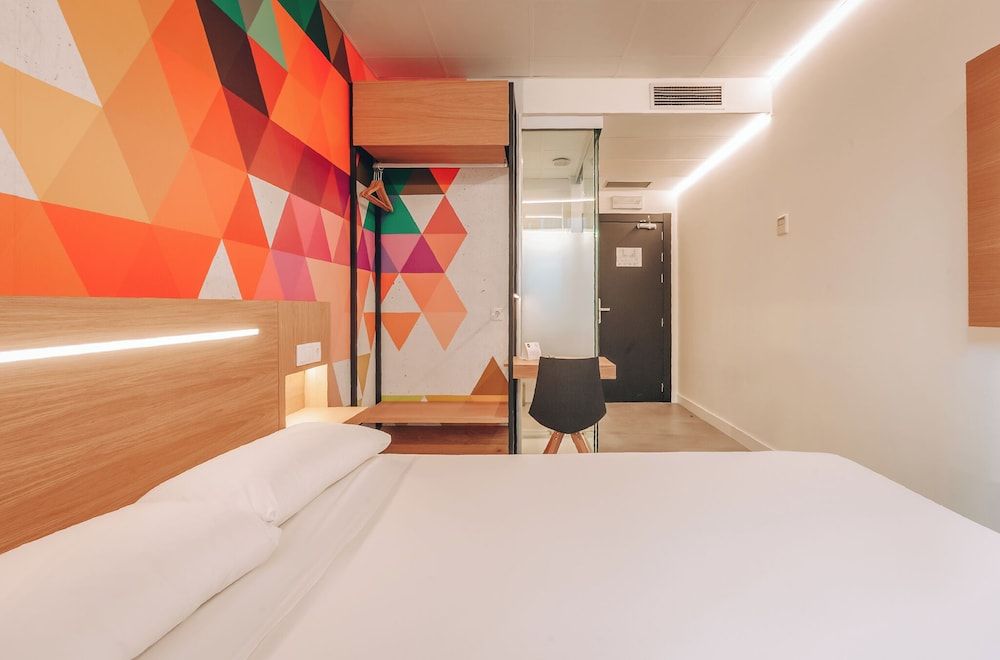 Vertice Roomspace Madrid Standard Room 4