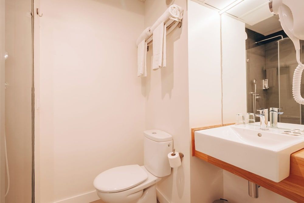 Vertice Roomspace Madrid Standard Room 12