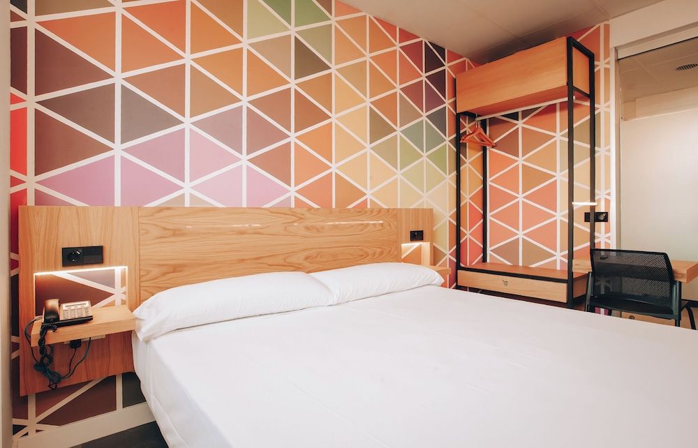 Vertice Roomspace Madrid Standard Room 2