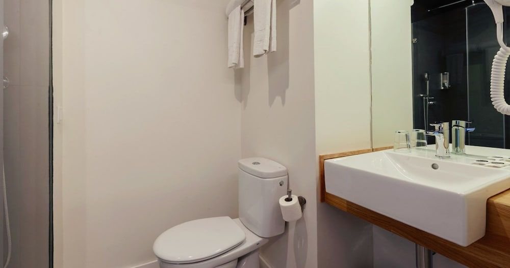 Vertice Roomspace Madrid Standard Room 10