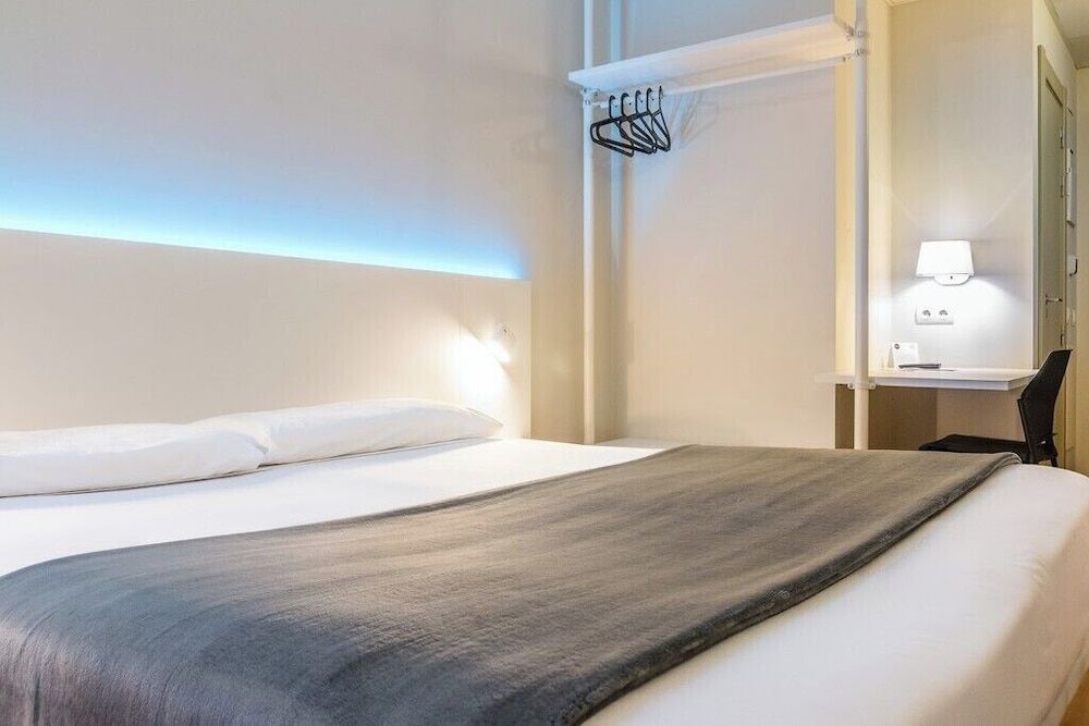 Vertice Roomspace Madrid Standard Room 9