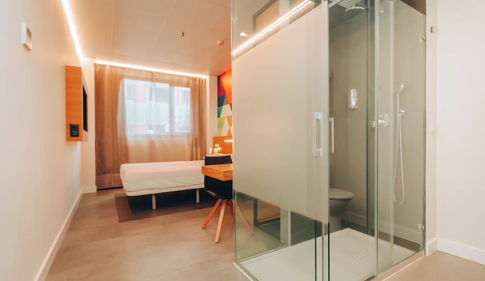 Vertice Roomspace Madrid Standard Room 11