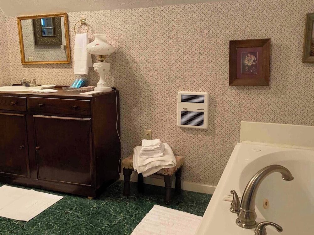 Four Winds Victorian Venue & Suites Traditional Studio Suite 9