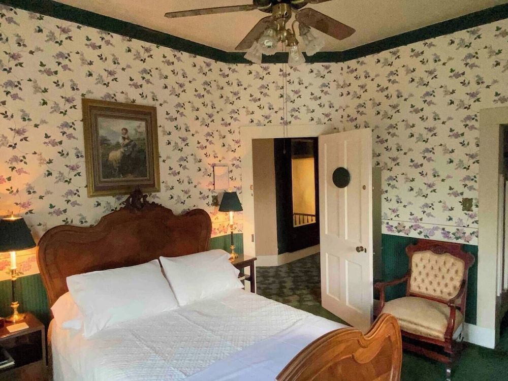 Four Winds Victorian Venue & Suites Traditional Studio Suite 4