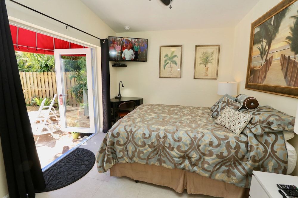 Standard Room, 1 Queen Bed, Non Smoking, Pool View (Poolside Queen Room 3)