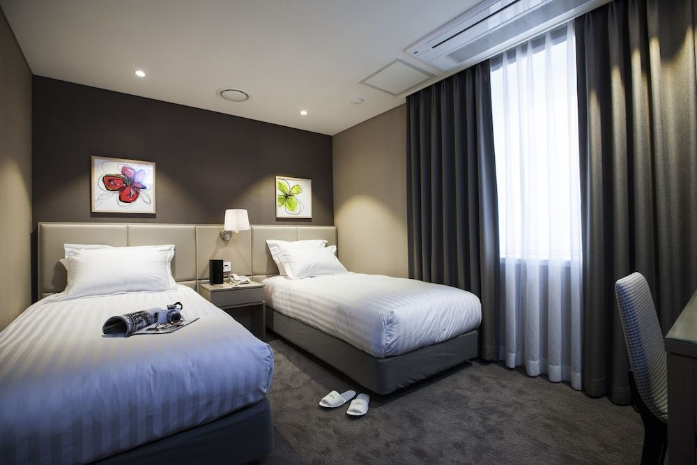 The Grand Hotel Myeongdong Standard Twin Room 3