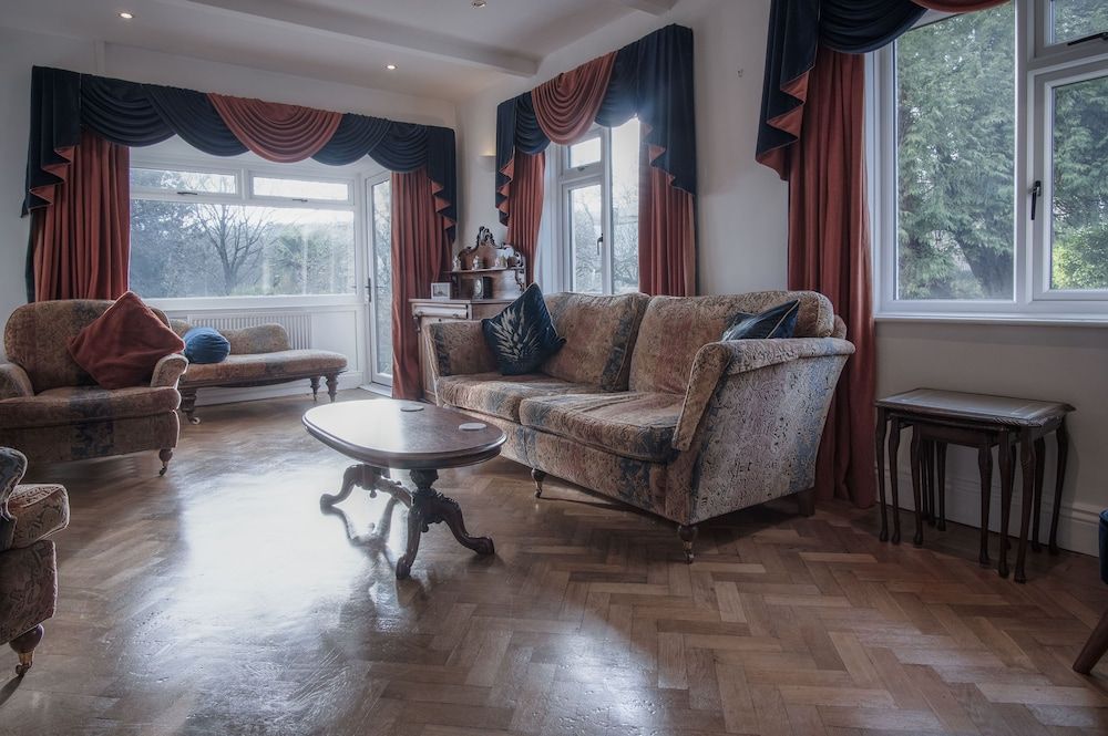 House (4 Bedrooms)