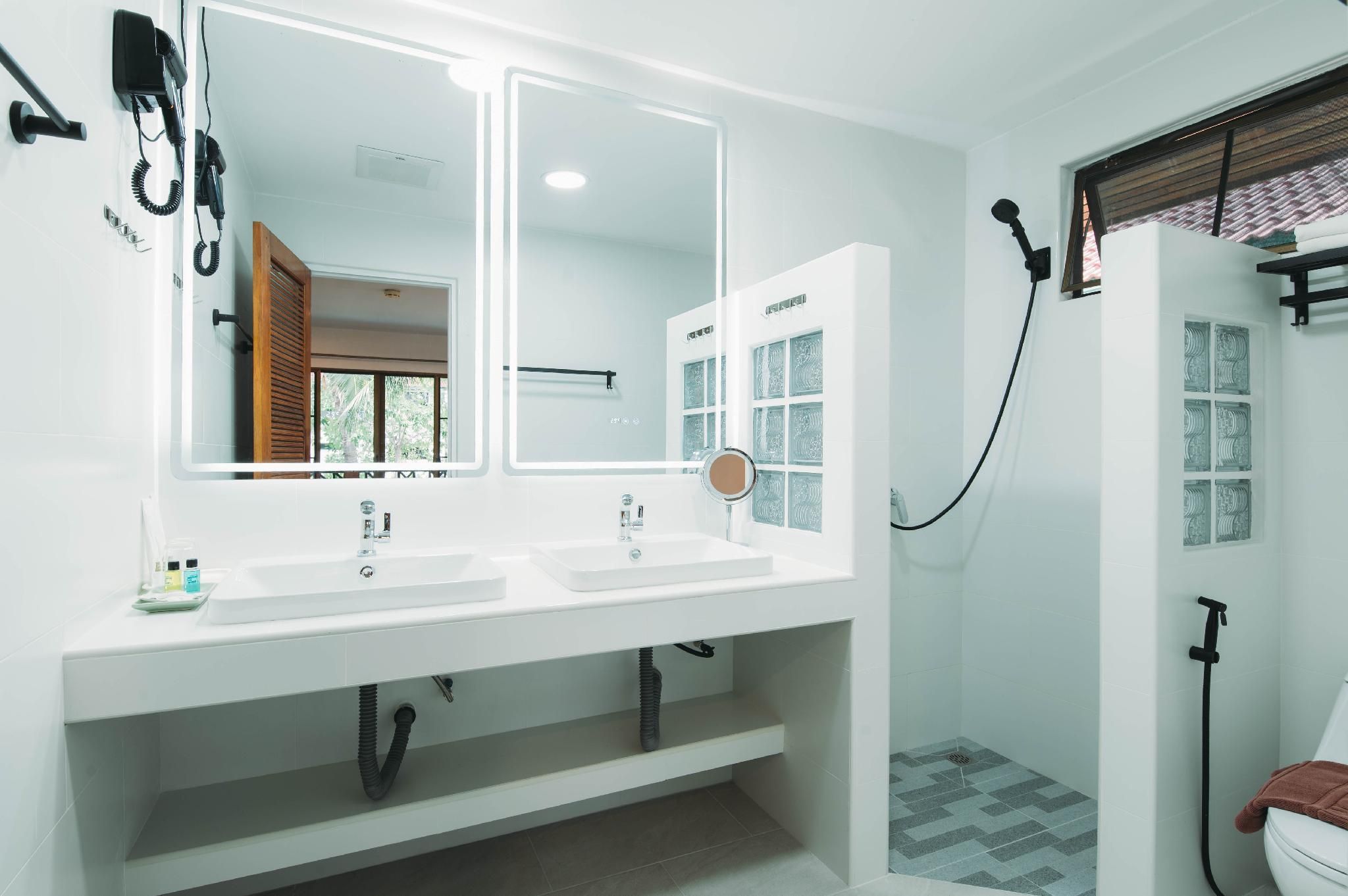 Dolphin Bay Beach Resort Three-Bedroom Apartment with Balcony 2