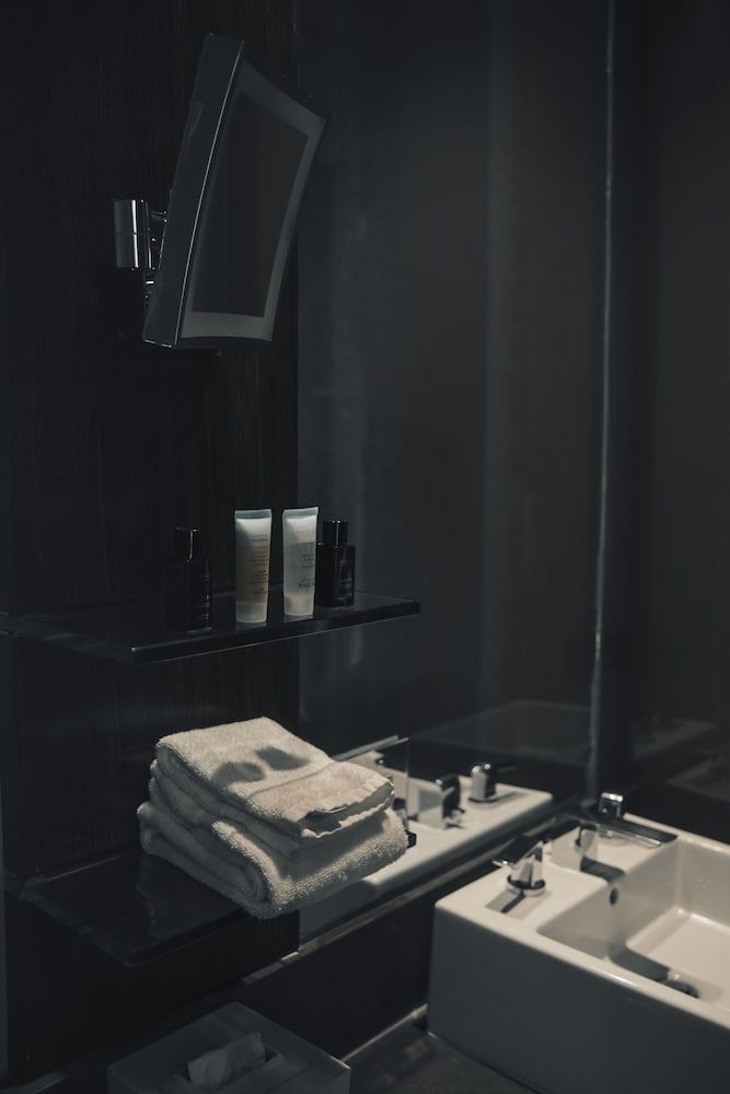 SIRTAJ - Beverly Hills Traditional Room, 1 Queen Bed 7