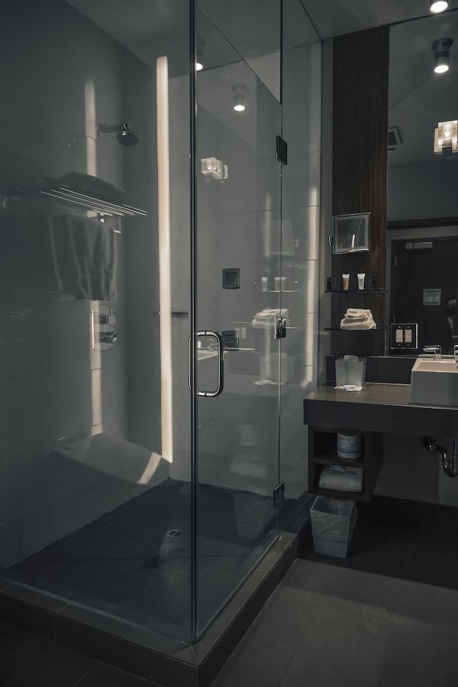 SIRTAJ - Beverly Hills Traditional Room, 1 Queen Bed 15