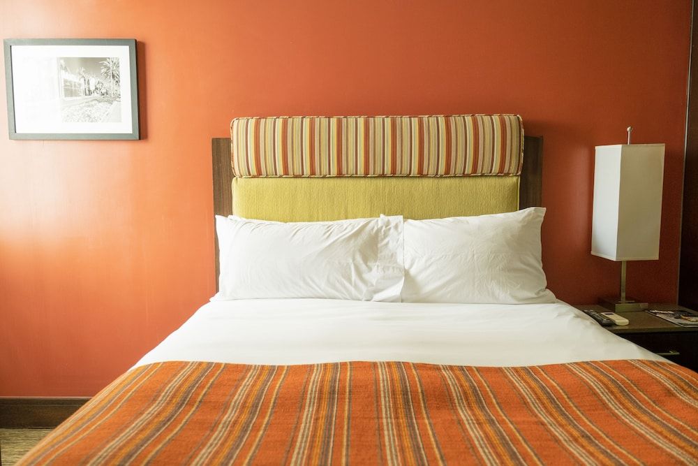 SIRTAJ - Beverly Hills Traditional Room, 1 Queen Bed 4