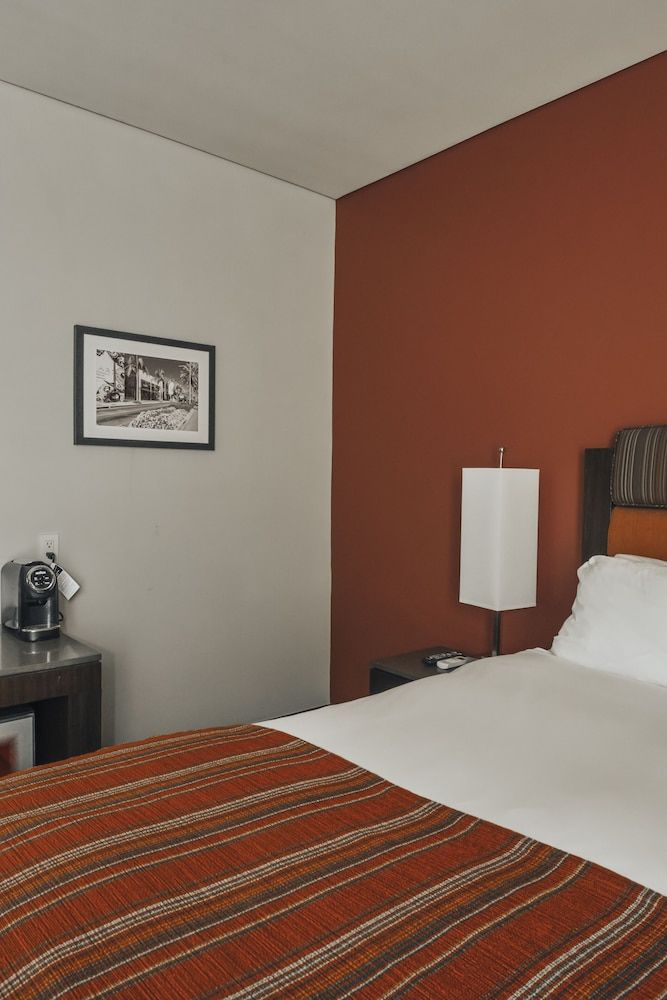 SIRTAJ - Beverly Hills Traditional Room, 1 Queen Bed 3