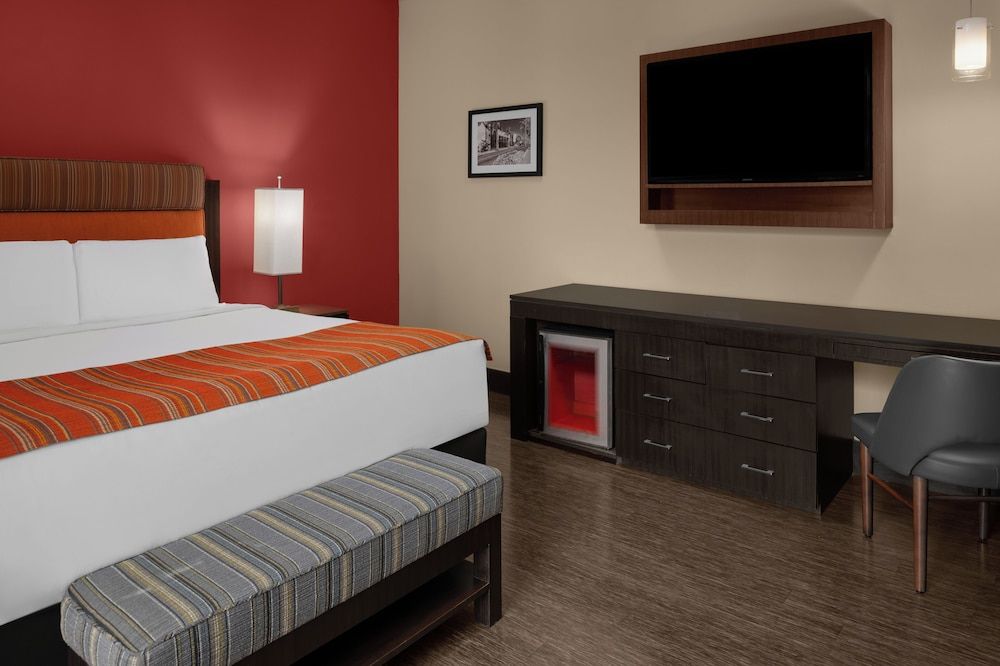 SIRTAJ - Beverly Hills Traditional Room, 1 Queen Bed 5