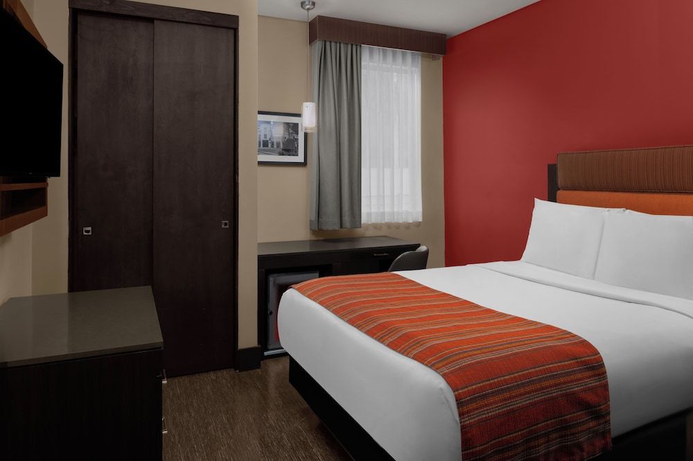 SIRTAJ - Beverly Hills Traditional Room, 1 Queen Bed 6