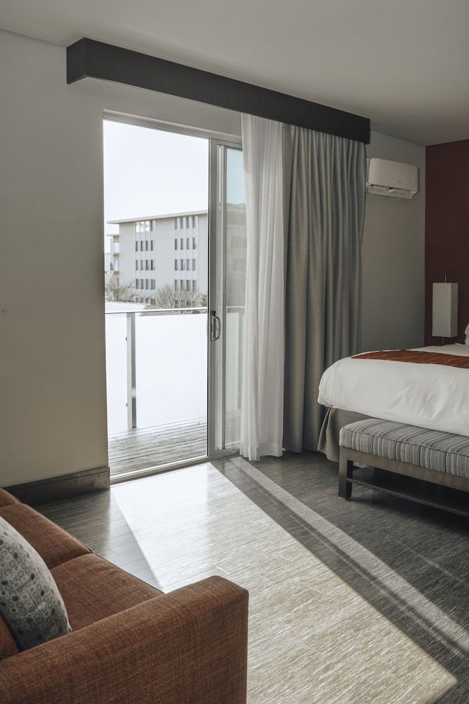 SIRTAJ - Beverly Hills Luxury Room, 1 King Bed 2