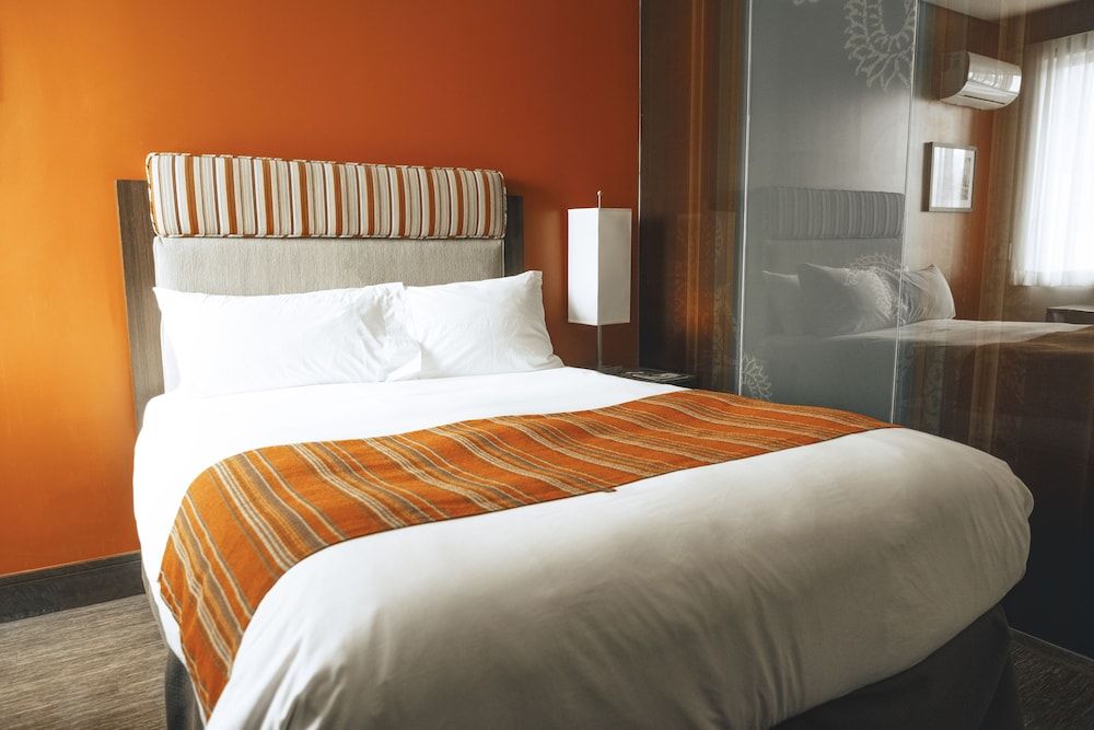 SIRTAJ - Beverly Hills Traditional Room, 1 Queen Bed 2