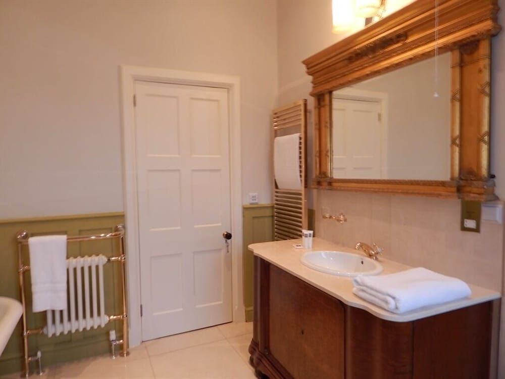 Westgate Manor Double Room (Bellevue Four Poster) 4