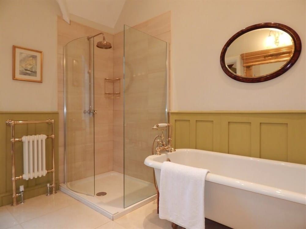 Westgate Manor Double Room (Bellevue Four Poster) 5