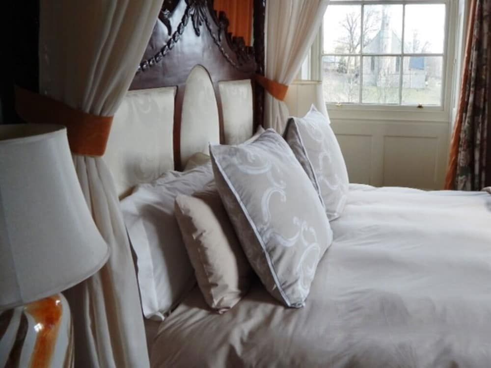 Westgate Manor Double Room (Beaumont Four Poster) 5