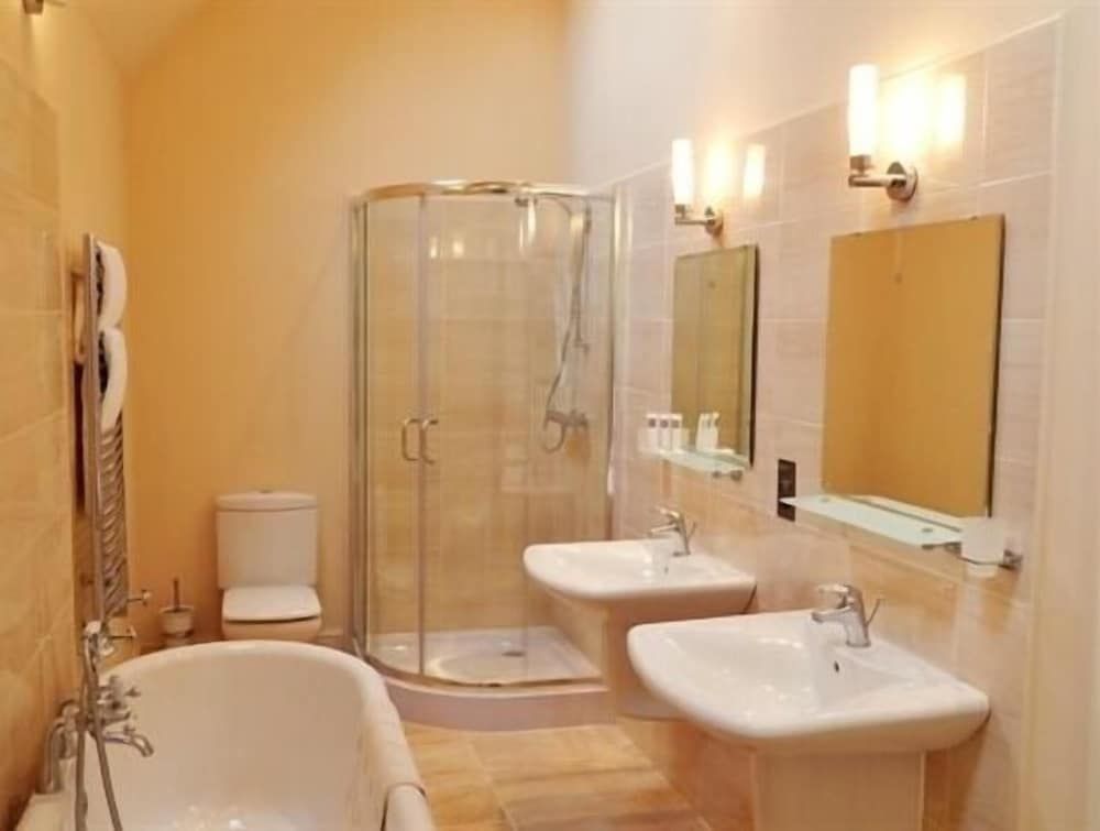 Westgate Manor Family Room (Sherringham & Tall Trees Suite) 3