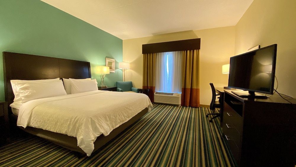 Holiday Inn Express & Suites Orlando East - UCF Area by IHG Standard Room, 1 King Bed, Accessible (Mobility) 7