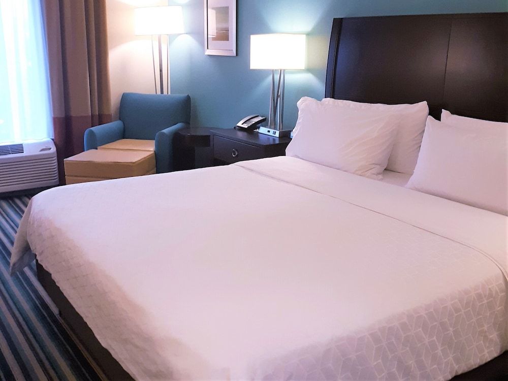 Holiday Inn Express & Suites Orlando East - UCF Area by IHG Standard Room, 1 King Bed, Accessible (Mobility) 5